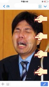 記者会見中の野々村議員のLINE画像